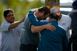 Người dân Mỹ bày tỏ sự chia sẻ cảm thông với gia đình các nạn nhân sau vụ xả súng tại thành phố San Bernardino. (Nguồn: THX/TTXVN)