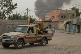 Lực lượng ủng hộ Tổng thống lưu vong Abedrabbo Mansour Hadi tuần tra sau các cuộc giao tranh với phiến quân Huthi tại khu vực ngoại ô Aden. (Nguồn: AFP/TTXVN)