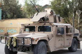 Binh sỹ Afghanistan làm nhiệm vụ trong chiến dịch quân sự ở thành phố Kunduz ngày 10/10. (Nguồn: THX/TTXVN)