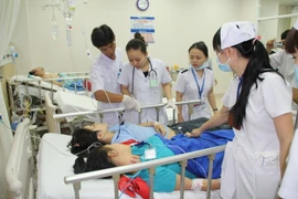 Cấp cứu cho các bệnh nhân. (Ảnh: Sỹ Tuyên/TTXVN)