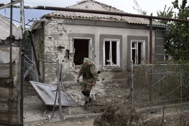 Một ngôi nhà lại làng Sartana, gần Mariupol, khu vực Donetsk, miền đông Ukraine bị phá hủy trong cuộc đụng độ ngày 17/8. (Nguồn: AFP/TTXVN)