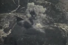 Khói bốc lên sau cuộc không kích của Nga vào một kho vũ khí của IS ở Jisr al-Shughour, tỉnh Idlib. (Nguồn: Reuters/TTXVN)
