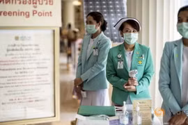 Nhân viên y tế đeo khẩu trang phòng MERS tại một bệnh viện ở Hàn Quốc. (Nguồn: Reuters)