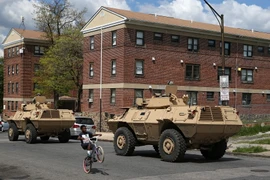 Mỹ hạn chế cảnh sát sử dụng khí tài quân sự khi thực thi công vụ