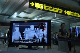 Kiểm tra thân nhiệt hành khách tại sân bay Suvarnabhumi ở thủ đô Bangkok. (Nguồn: AFP/TTXVN)
