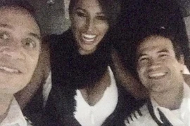 Phi công bị đuổi việc vì cho người mẫu vào khoang lái ngồi cùng