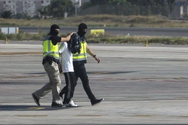 Cảnh sát Tây Ban Nha áp giải đối tượng vừa bị bắt giữ tại sân bay ở Melilla. (Nguồn: AFP/TTXVN)