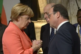 Thủ tướng Đức Angela Merkel (trái) và Tổng thống Pháp Francois Hollande tại một hội nghị. (Nguồn: AFP/TTXVN)