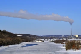 Luồng khí thoát ra từ một nhà máy điện chạy bằng than tại Hudson, Wisconsin(Mỹ). (Nguồn: AFP/TTXVN)