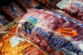 Các sản phẩm thịt lợn Farmland được bán tại một siêu thị ở Pico Rieva, California(Mỹ). (Nguồn: AFP/TTXVN)