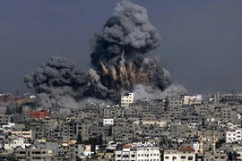 Máy bay Israel oanh kích xuống Dải Gaza. (Nguồn: AFP/TTXVN)