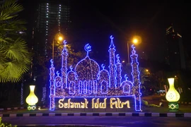 Đường phố Jakarta được trang hoàng rực rỡ mừng lễ Idul Fitri. (Ảnh: Đỗ Quyên/Vietnam+)