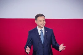 Ông Andrzej Duda phát biểu trước những người ủng hộ tại Warsaw, sau khi kết quả sơ bộ được công bố. (Nguồn: AFP/TTXVN)