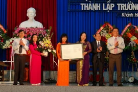 Lãnh đạo tỉnh Khánh Hòa trao Quyết định thành lập trường cho lãnh đạo Trường Đại học Khánh Hòa. (Ảnh: Nguyên Lý/TTXVN)