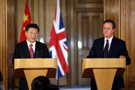 Thủ tướng Anh David Cameron (phải) và Chủ tịch Trung Quốc Tập Cận Bình tại cuộc họp báo sau hội đàm. (Nguồn: THX/TTXVN