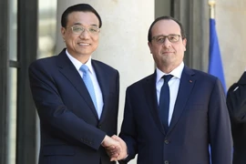 Tổng thống Pháp Francois Hollande (phải) và Thủ tướng Lý Khắc Cường trước cuộc gặp ở Paris. (Nguồn: AFP/TTXVN)