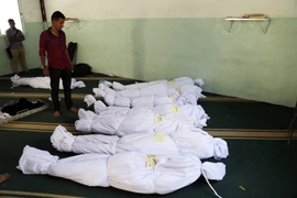 Thi thể các nạn nhân trong cuộc xung đột giữa lực lượng trung thành với Tổng thống Abedrabbo Mansour Hadi và phiến quân Houthi tại tỉnh Taez ngày 14/9. (Nguồn: AFP/TTXVN)