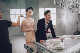 Hình ảnh hậu trường của sự hợp tác giữa Tóc Tiên (trái) và Lý Quí Khánh (phải).