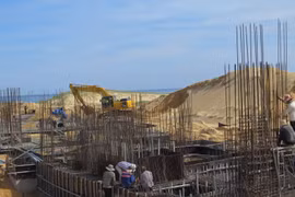 Công nhân thi công khu biệt thự nghỉ dưỡng cao cấp ven biển Nhơn Lý thuộc dự án FLC. (Ảnh: Viết Ý/TTXVN)