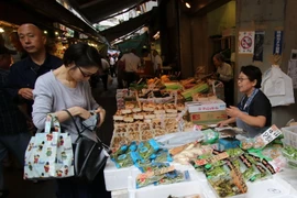 Người dân Nhật Bản mua sắm tại thủ đô Tokyo. (Nguồn: AFP/TTXVN)
