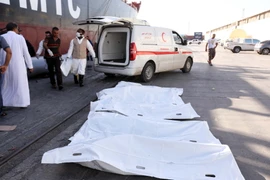 Thi thể những người di cư được tìm thấy tại bờ biển gần thủ đô Tripoli, Libya ngày 18/9. (Nguồn: AFP/TTXVN)