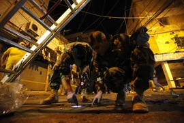 Binh sỹ Liban điều tra tại hiện trường vụ đánh bom. (Nguồn: AFP/TTXVN)