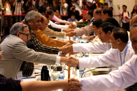 Các thành viên Ủy ban Kiến tạo hòa bình thống nhất của Chính phủ Myanmar và đại diện cấp cao các nhóm vũ trang thiểu số tại bàn đàm phán. (Nguồn: THX/TTXVN)