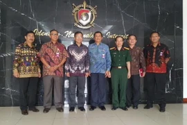 Đại diện hai bên chụp ảnh kỷ niệm tại trường. (Ảnh: Đỗ Quyên/Vietnam+)