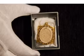 Sotheby’s đấu giá lọn tóc của nhà soạn nhạc thiên tài Mozart