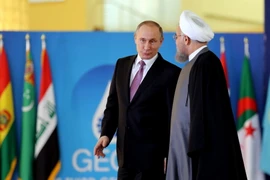 Tổng thống Iran Hassan Rouhani (phải) trong cuộc gặp Tổng thống Nga Vladimir Putin tại Hội nghị thượng đỉnh Diễn đàn các nước xuất khẩu dầu và khí đốt. (Nguồn: AFP/TTXVN)