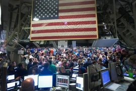 Giao dịch viên làm việc tại sàn giao dịch chứng khoán New York. (Nguồn: AFP/TTXVN)