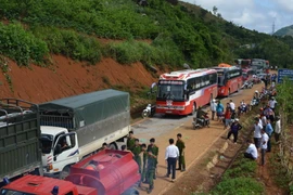Tắc đường cục bộ dưới chân đèo Sơn La, tỉnh Sơn La. (Ảnh: Công Luật/TTXVN)