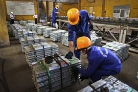 Đóng gói sản phẩm kẽm thỏi tại Nhà máy Kim loại màu Thái Nguyên thuộc Tập đoàn Công nghiệp Than-Khoáng sản Việt Nam. (Ảnh: Trọng Đạt/TTXVN)