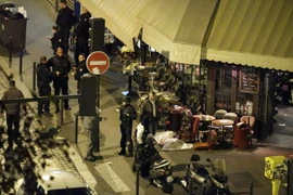 Cảnh sát điều tra tại hiện trường một vụ tấn công khủng bố ở nhà hàng trung tâm Paris ngày 13/11. (Nguồn: AFP/TTXVN)