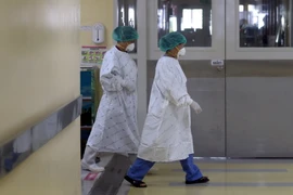 Nhân viên y tế Thái Lan tại khu vực cách ly bệnh nhân MERS đầu tiên tại Viện các bệnh truyền nhiễm Bamrasnaradura ở tỉnh Nonthaburi. (Nguồn: AFP/TTXVN)