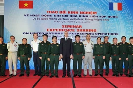 Trung tướng Võ Văn Tuấn chụp ảnh lưu niệm cùng các đại biểu tại Hội nghị. (Ảnh: Trọng Đức/TTXVN)