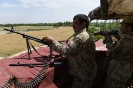 Cảnh sát địa phương Afghanistan canh gác tại làng Kasab ở Kunduz. (Nguồn: AFP/TTXVN)