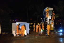 Công nhân Công ty Điện lực Quảng Ninh khắc phục sự cố tại các trạm biến áp để sớm cấp điện cho người dân. (Ảnh: Nguyễn Hoàng/TTXVN)