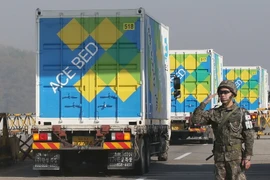 Xe của tổ chức dân sự Ace Gyeongam chuyển các vật liệu nông nghiệp và phân bón tới Triều Tiên. (Nguồn: Yonhap/TTXVN)