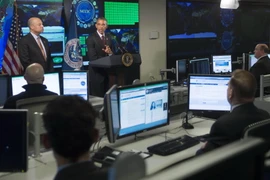 Tổng thống Mỹ Barack Obama (phải) thăm Trung tâm hội nhập thông tin và an ninh mạng quốc gia ở Arlington, Virginia. (Nguồn: AFP/TTXVN)