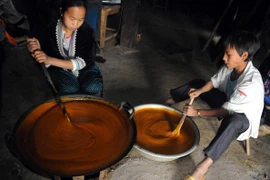 [Photo] Độc đáo phương pháp làm đường phên thủ công ở Lai Châu