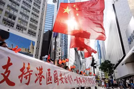 Người dân Hong Kong bày tỏ sự ủng hộ đối với việc phê chuẩn Luật bảo vệ an ninh quốc gia tại Đặc khu hành chính Hong Kong. (Ảnh: THX/TTXVN)