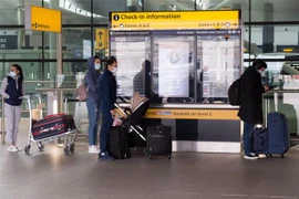 Hành khách tại sân bay Heathrow ở thủ đô London, Anh. (Ảnh: THX/TTXVN)