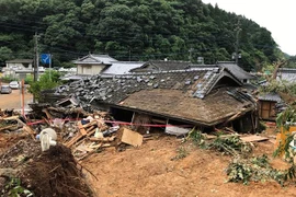 Căn nhà bị sập do lở đất sau mưa lớn ở Ashikita, quận Kumamoto, phía Nam Kyushu, Nhật Bản ngày 5/7. (Ảnh: AFP/TTXVN)