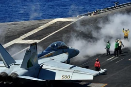 Máy bay phản lực F/A-18 Super-Hornet cất cánh từ tàu sân bay USS Dwight D. Eisenhower (CVN-69) trên Địa Trung Hải ngày 7/7/2016. (Ảnh: AFP/TTXVN)