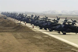 Trực thăng Apache của quân đội Mỹ tại căn cứ không quân Ein Al-Assad ở miền Tây Iraq. (Ảnh: USAF/TTXVN)