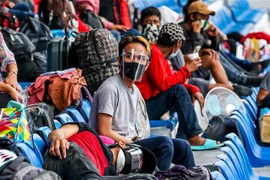 Người dân đeo khẩu trang phòng lây nhiễm COVID-19 tại Manila, Philippines. (Ảnh: THX/TTXVN)