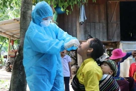 Nhân viên y tế lấy mẫu xét nghiệm bạch hầu tại buôn Diêo, xã Bông Krang, huyện Lắk, tỉnh Đắk Lắk. (Ảnh: TTXVN)