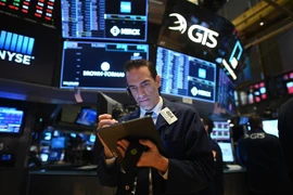 Hoạt động tại sàn giao dịch chứng khoán New York, Mỹ. (Ảnh: AFP/TTXVN)