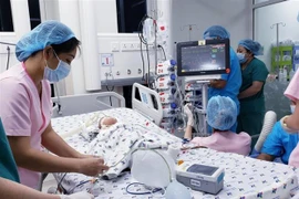 Một trong hai bệnh nhi sau khi tách rời được chuyển về Khoa Hồi sức Ngoại, Bệnh viện Nhi đồng Thành phố để tiếp tục theo dõi. (Ảnh: TTXVN phát)